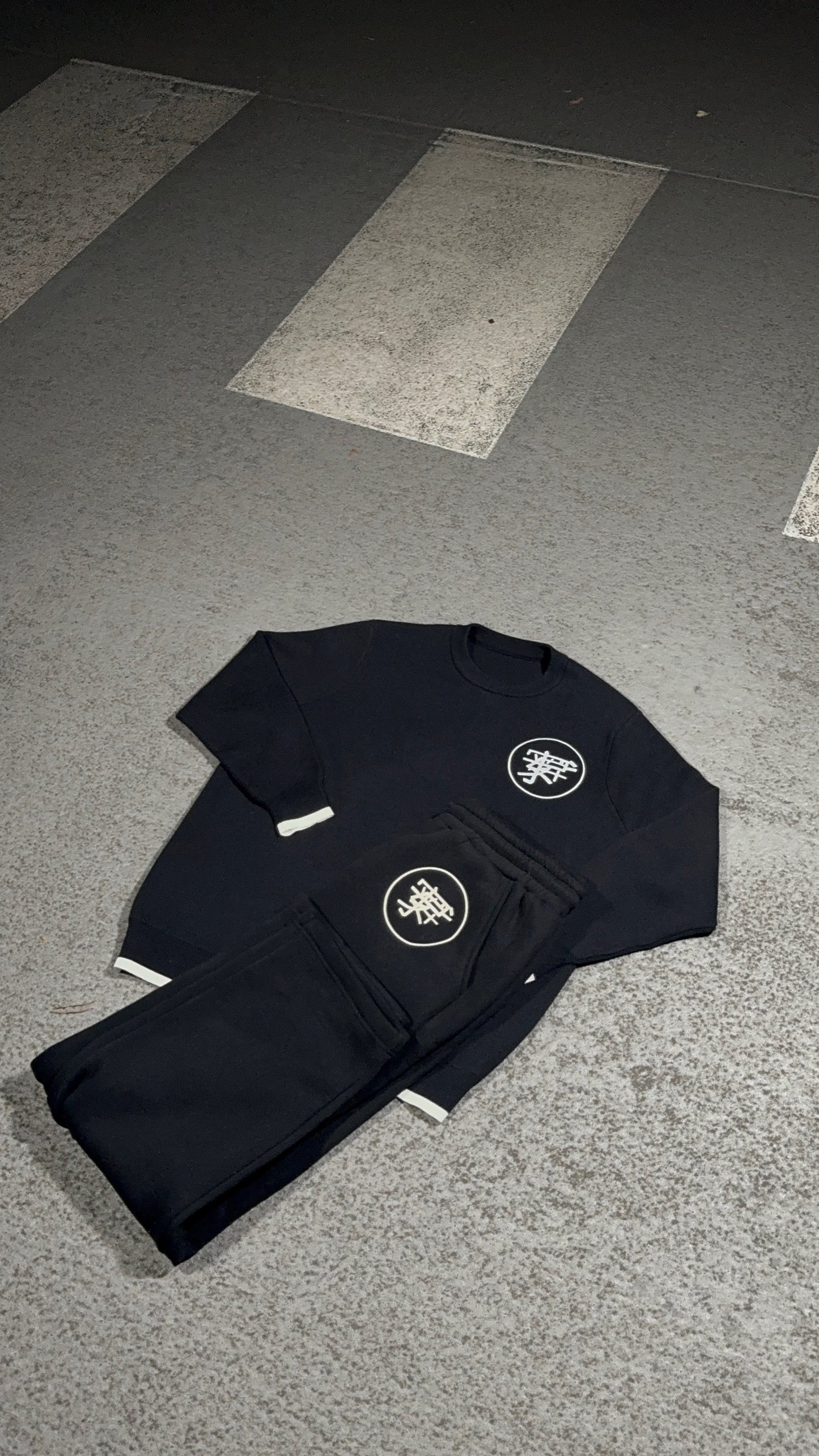 'Double pocket' Black joggers
